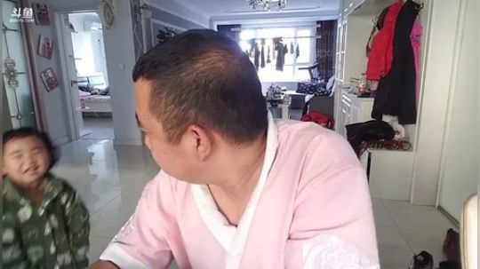 我在斗鱼看主播小黑亮亮直播美食