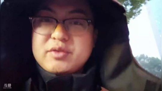 我在斗鱼看火力堂主直播户外