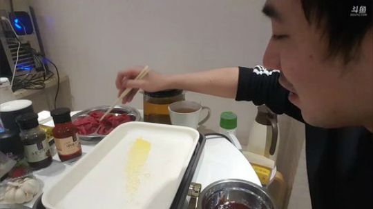 我在斗鱼看小主播无尽直播美食