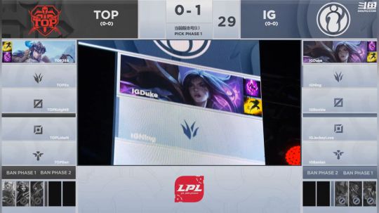 我在斗鱼看英雄联盟官方赛事直播英雄联盟