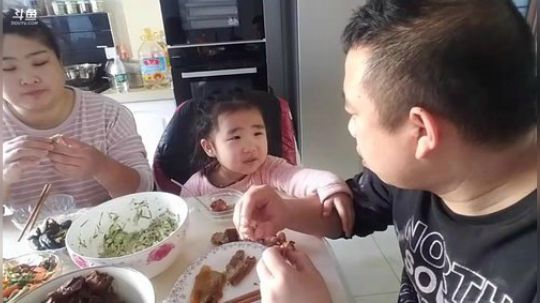 我在斗鱼看主播小黑亮亮直播美食