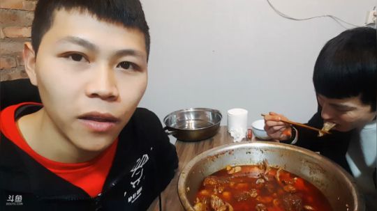 我在斗鱼看美食老王直播美食