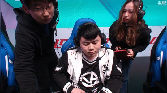 我在斗鱼看英雄联盟官方赛事直播英雄联盟