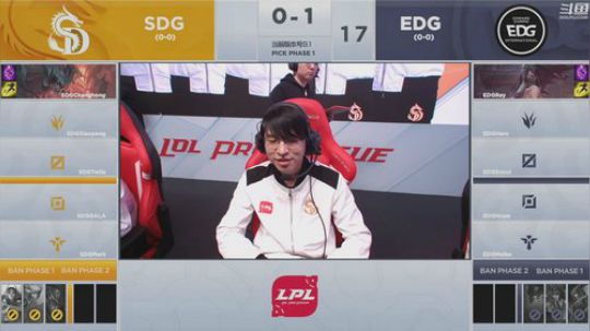 我在斗鱼看英雄联盟官方赛事直播英雄联盟