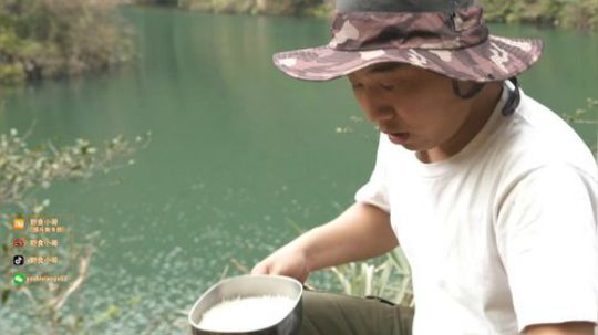 我在斗鱼看野食小哥直播美食