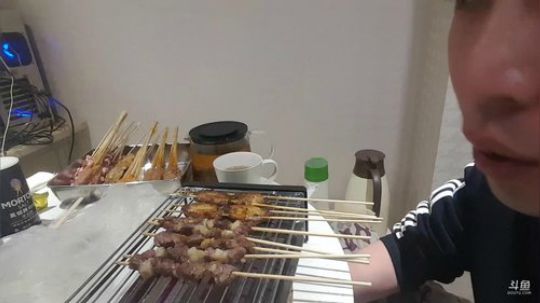 我在斗鱼看小主播无尽直播美食