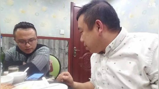 我在斗鱼看主播小黑亮亮直播美食