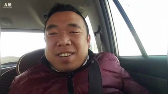 我在斗鱼看主播小黑亮亮直播美食