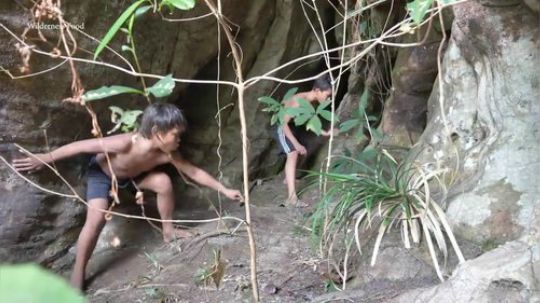 【荒野戏精】没啥吃的了 捉个蝙蝠吃