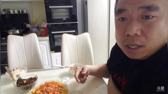 我在斗鱼看主播小黑亮亮直播美食