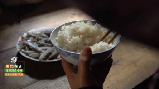 我在斗鱼看野食小哥直播美食