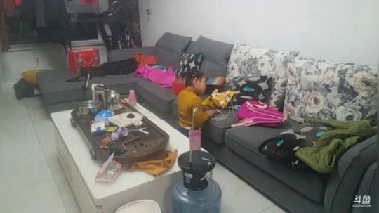 我在斗鱼看主播小黑亮亮直播美食