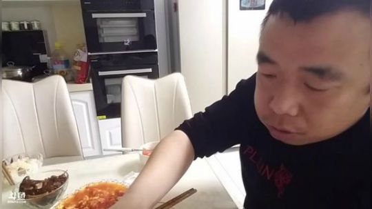 我在斗鱼看主播小黑亮亮直播美食
