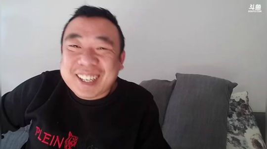我在斗鱼看主播小黑亮亮直播美食