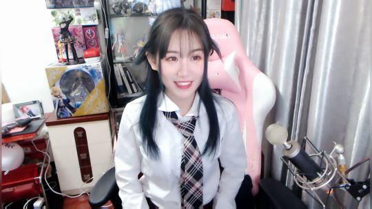 喵老师的圣诞树发布了一个斗鱼视频2019-01-26