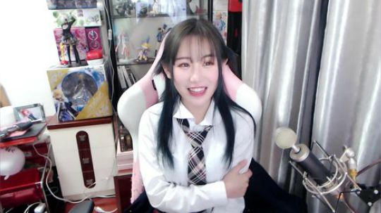 喵老师的圣诞树发布了一个斗鱼视频2019-01-26