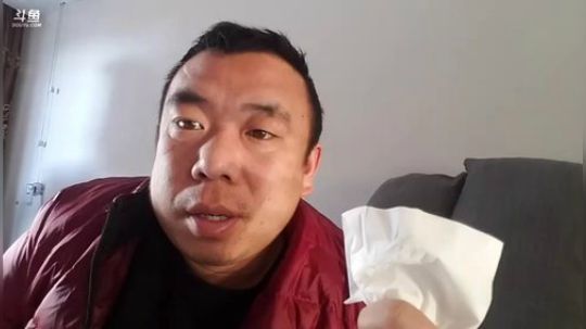 我在斗鱼看主播小黑亮亮直播美食