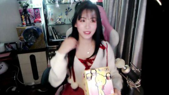 喵老师的圣诞树发布了一个斗鱼视频2019-01-26