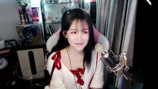 喵老师的圣诞树发布了一个斗鱼视频2019-01-26