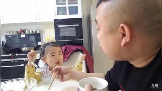 我在斗鱼看主播小黑亮亮直播美食