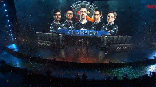 重庆Major Secret夺冠捧杯时刻