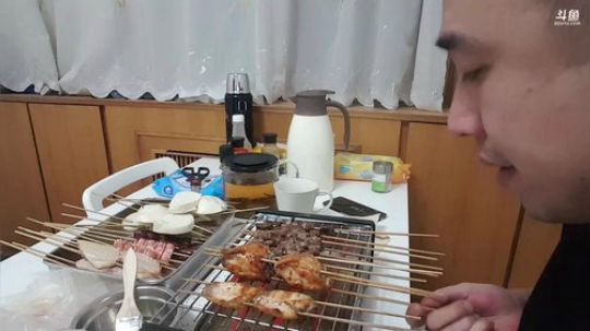 我在斗鱼看小主播无尽直播美食