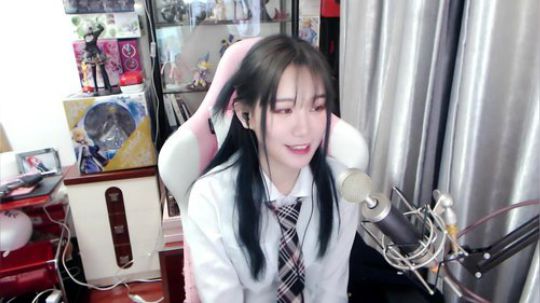 喵老师的圣诞树发布了一个斗鱼视频2019-01-27