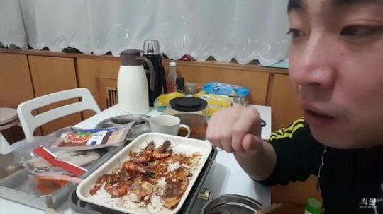 我在斗鱼看小主播无尽直播美食