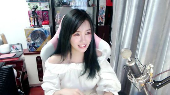 喵老师的圣诞树发布了一个斗鱼视频2019-01-29