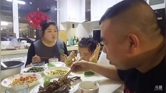 我在斗鱼看主播小黑亮亮直播美食