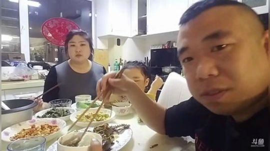 我在斗鱼看主播小黑亮亮直播美食