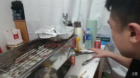 我在斗鱼看小主播无尽直播美食