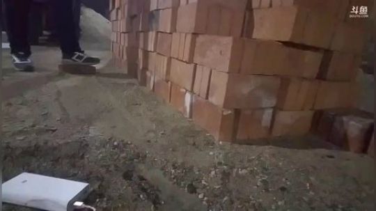 我在斗鱼看主播小黑亮亮直播美食