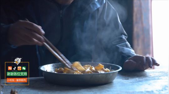 我在斗鱼看野食小哥直播美食