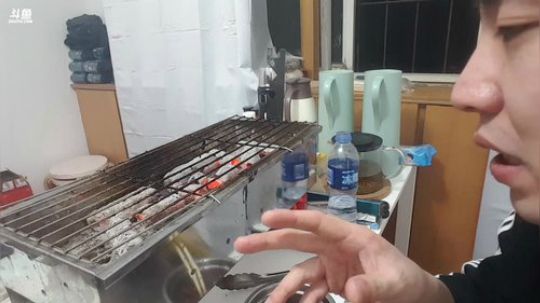 我在斗鱼看小主播无尽直播美食