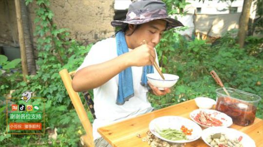 我在斗鱼看野食小哥直播美食