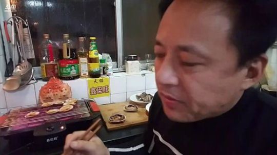 我在斗鱼看威海大叔直播美食