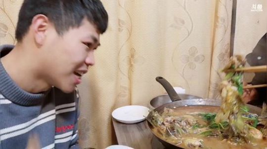 荷叶小飞机发布了一个斗鱼视频2019-02-02