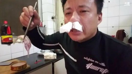 我在斗鱼看威海大叔直播美食