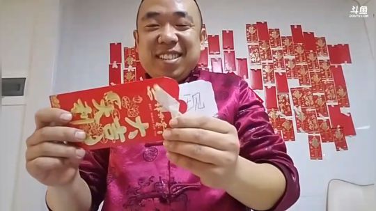 我在斗鱼看主播小黑亮亮直播美食