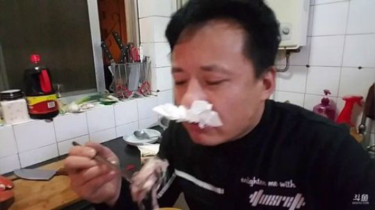 我在斗鱼看威海大叔直播美食