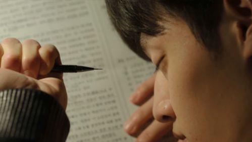 弟弟熟睡后，哥哥用自动铅笔戳他眼睛，谁知弟弟在装睡