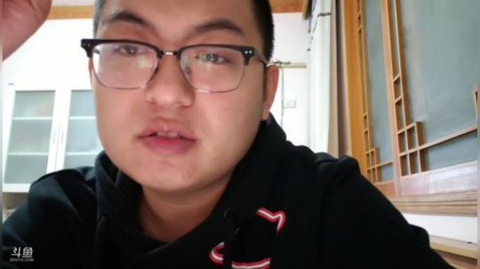 我在斗鱼看火力堂主直播户外