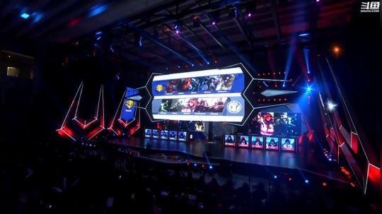 我在斗鱼看英雄联盟官方赛事直播英雄联盟