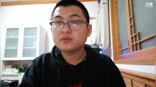我在斗鱼看火力堂主直播户外