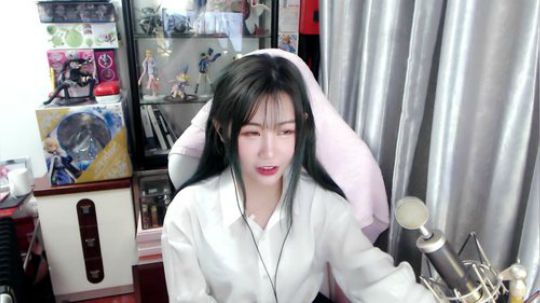 喵老师的圣诞树发布了一个斗鱼视频2019-02-05