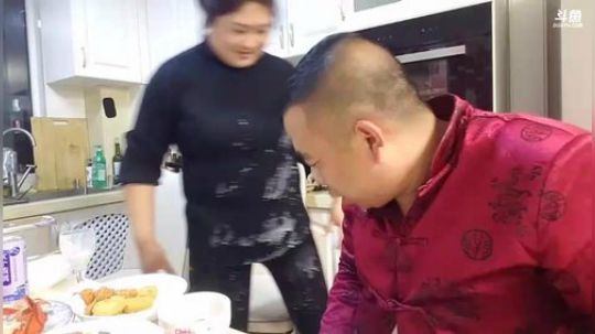 我在斗鱼看主播小黑亮亮直播美食