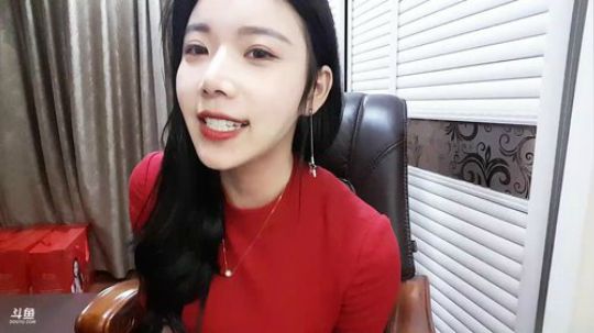 小姨子：除夕快乐，新年快乐晚上九点一起跨 2019-02-04 23点场