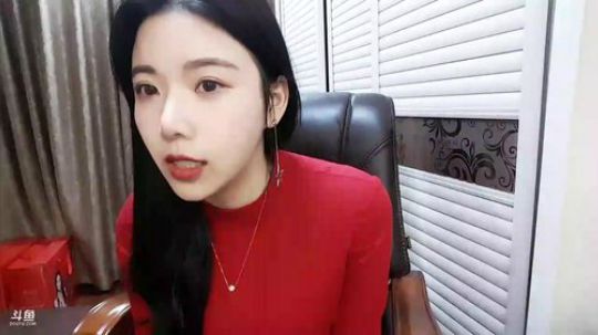 小姨子：除夕快乐，新年快乐晚上九点一起跨 2019-02-04 21点场