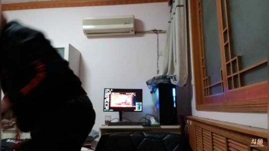 我在斗鱼看火力堂主直播户外